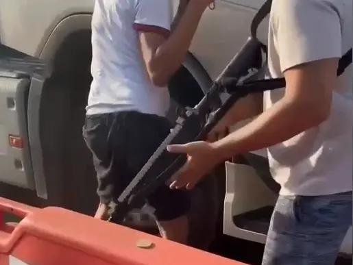 Nordeste do Pará, em uma praça de pedágio da Alça Viária, um homem com fuzil agrediu funcionário e danificou faróis de …