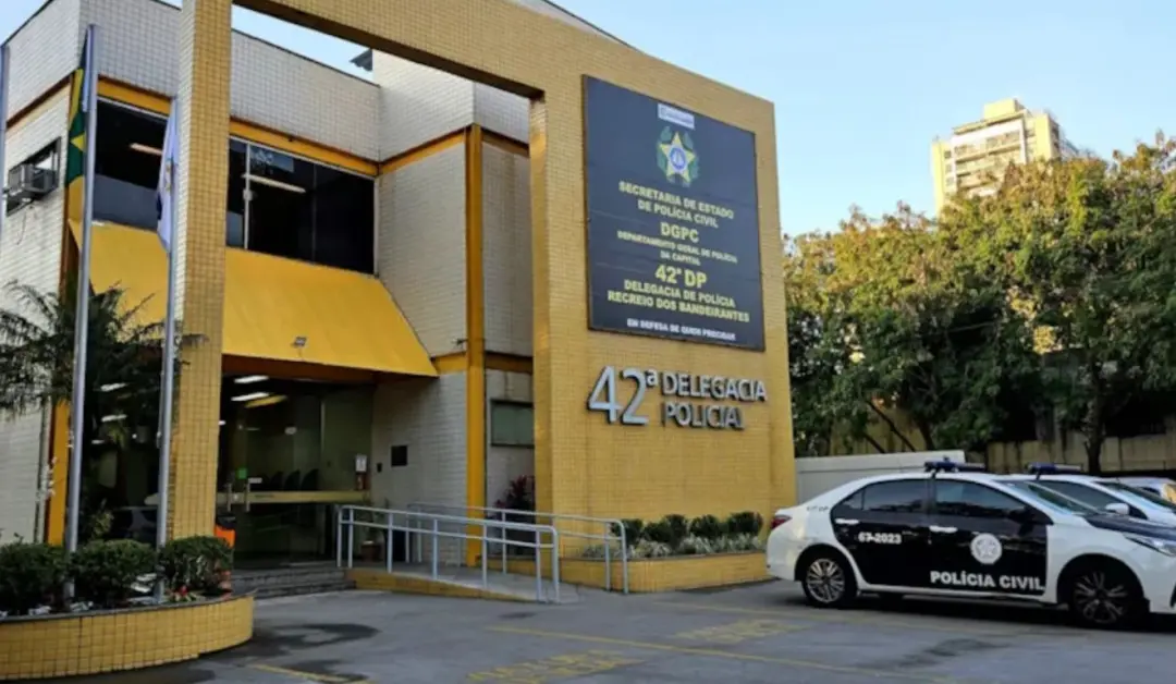 Recreio dos Bandeirantes, no Rio de Janeiro, viu um PM ser preso por manter a ex-namorada em cárcere privado. Um relaci…