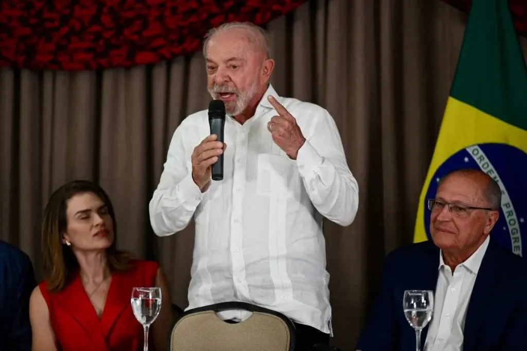 Lula cobra de Flávio Bolsonaro que a bancada do PL vote pelo fim da jornada 6x1, afirmando que ele inventa lorota. É fu…