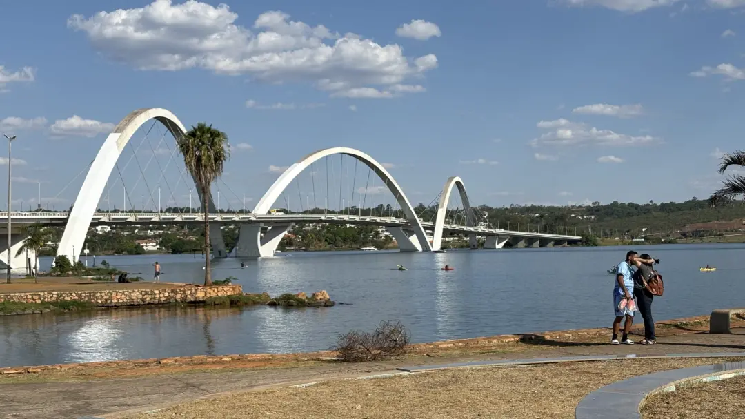 Centro de Lazer Beira-Lago tem ocupações irregulares com barracas e ambulantes no Lago Paranoá. Precisa equilibrar a la…