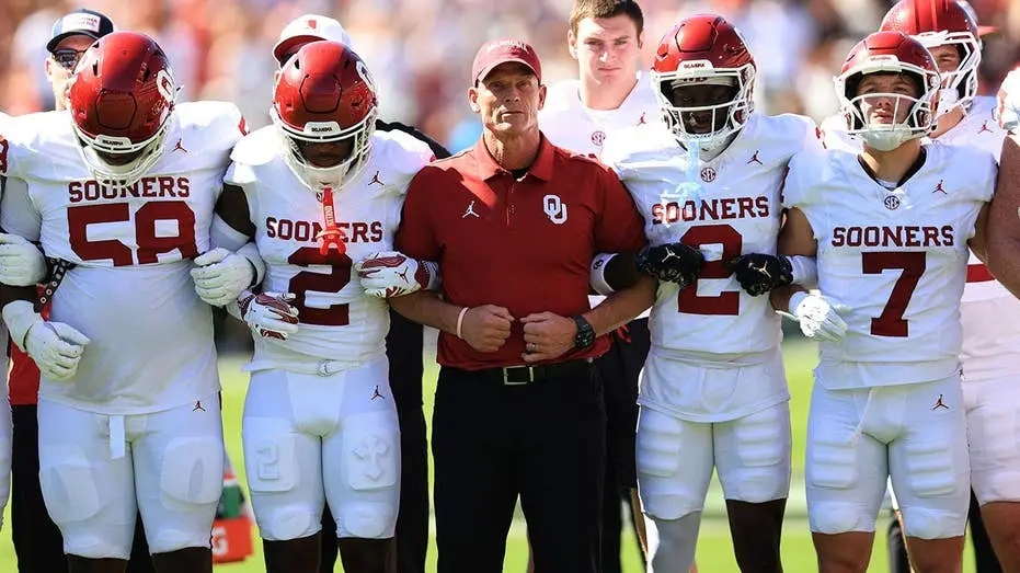 Jahsiear Rogers, wide receiver do Oklahoma, foi dispensado do time poucos dias antes do jogo Red River Rivalry. A decis…