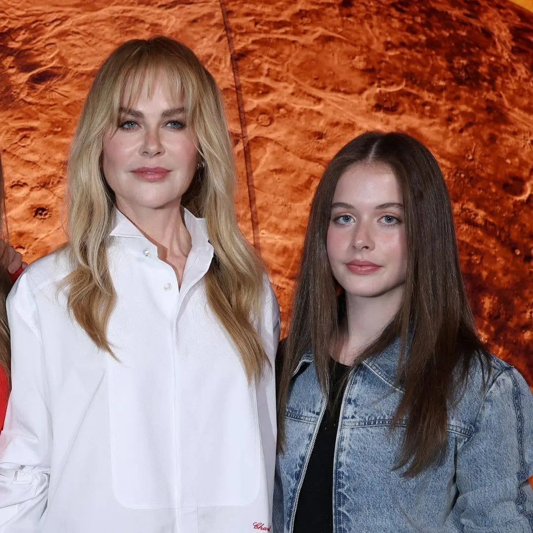Nicole Kidman e a filha Faith, de 15 anos, tiraram uma foto em Paris onde ela quase alcança a altura da mãe. É curioso …