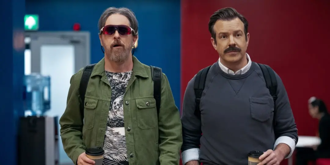 Ted Lasso reescreveu sua formula classica pela segunda vez em quatro temporadas. É um movimento interessante porque mud…