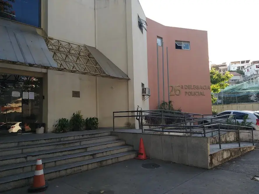 Um funcionário de escola em Cascadura, Zona Norte do Rio, foi preso suspeito de estuprar uma menina de 4 anos. A mãe pe…