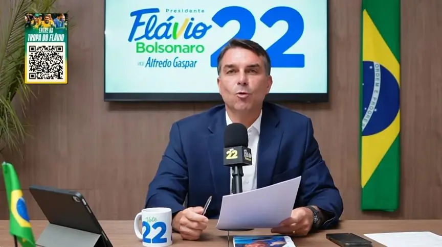 Decisão de Moraes determinou o cumprimento da pena de quatro anos e dois meses de Eduardo Bolsonaro. Flávio Bolsonaro m…