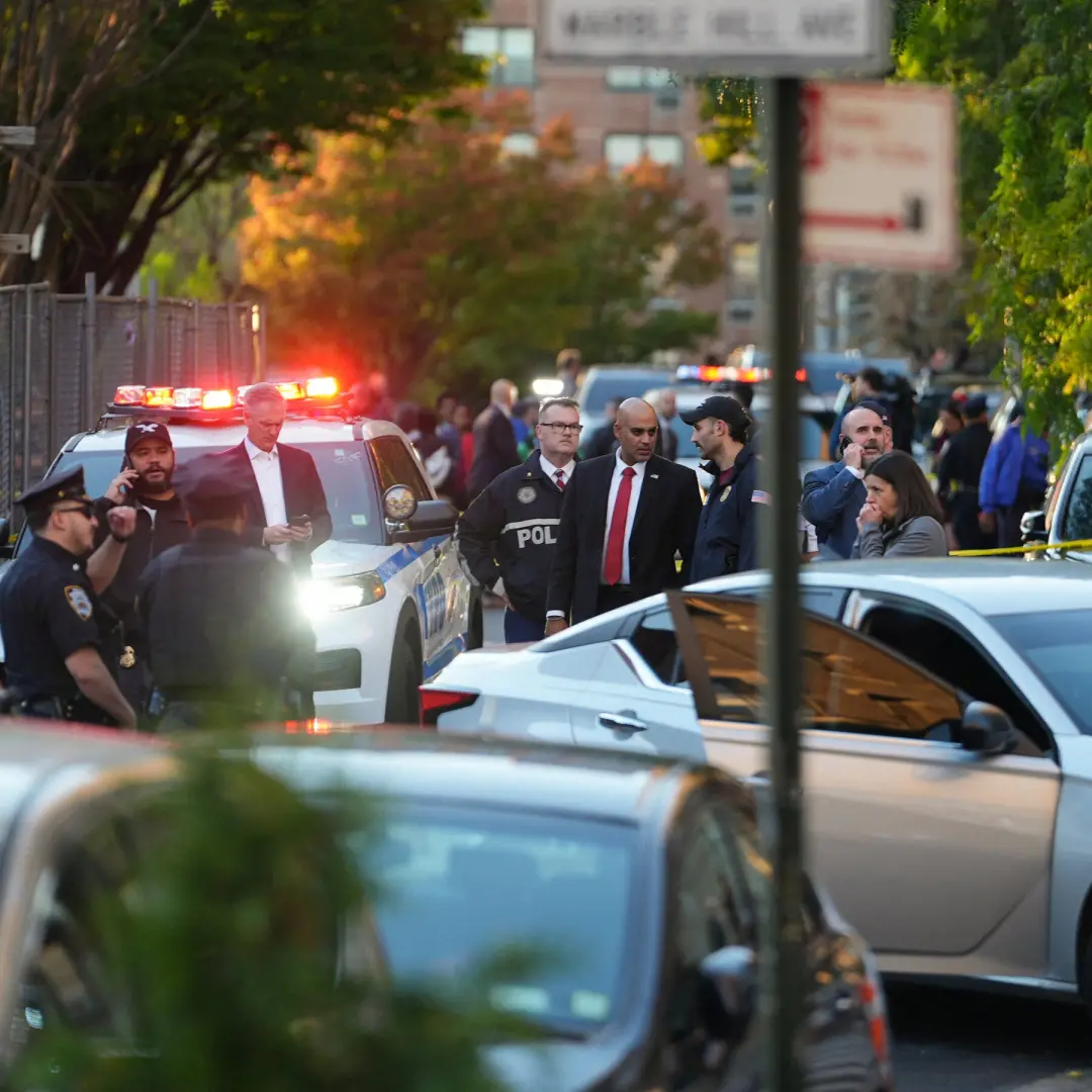 Nova York viu um homem ser baleado por um agente ICE. A polícia de Nova York disse que o caso não estava relacionado à …
