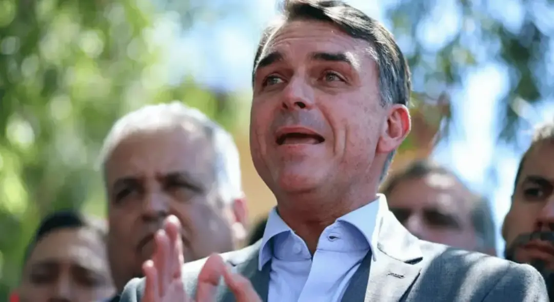 Flávio Bolsonaro rebate Moraes e diz que a ordem de prisão contra Eduardo nao vai dar em nada. A acusacao de interferen…