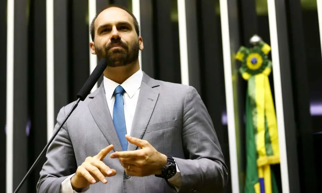 Eduardo Bolsonaro chamou de arbitrária a decisão de Moraes que determinou o início do cumprimento da pena dele. Isso só…