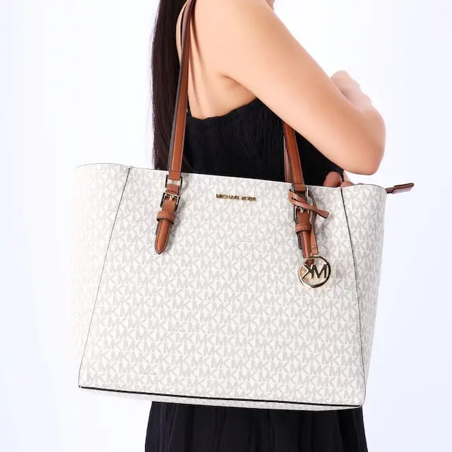 Michael Kors com bolsas abaixo de 100 reais no Walmart. Começar a comprar presente de fim de ano agora faz sentido, por…