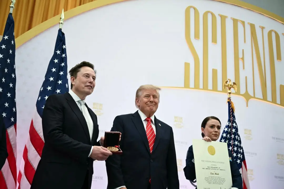 Elon Musk recebeu a Medalha Nacional de Ciência em Washington, com Trump chamando-o de tesouro nacional. A volta do CEO…