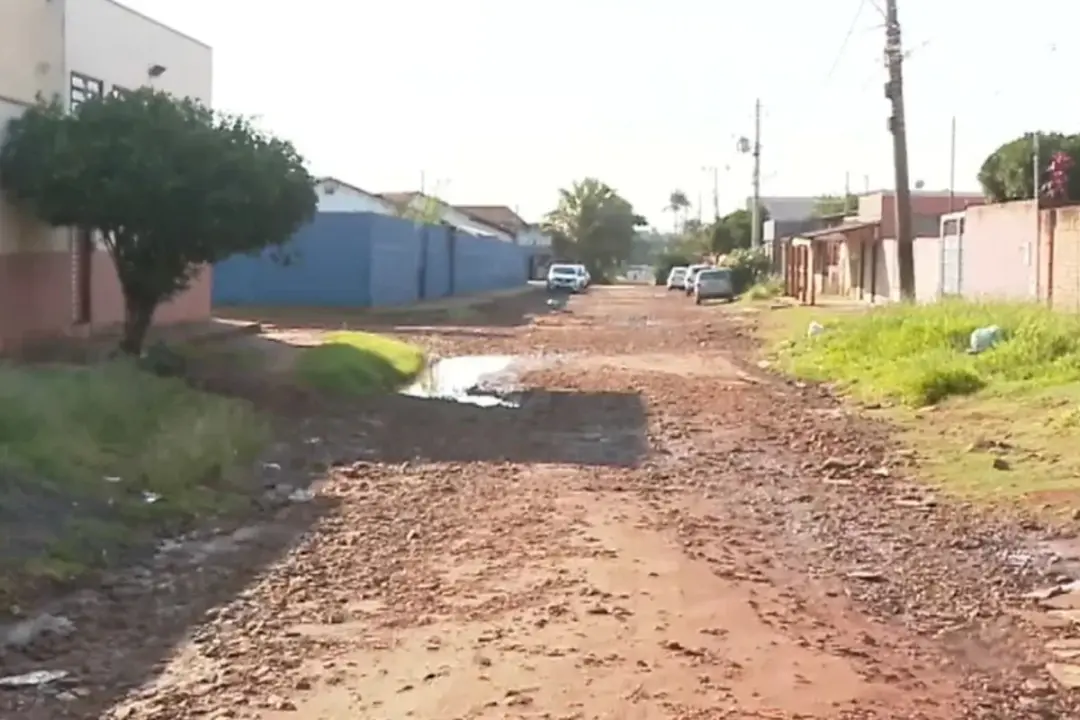 Buracos, lama e poeira em 29 bairros de Campo Grande. A dificuldade de circular causa riscos de acidentes e atrapalha o…