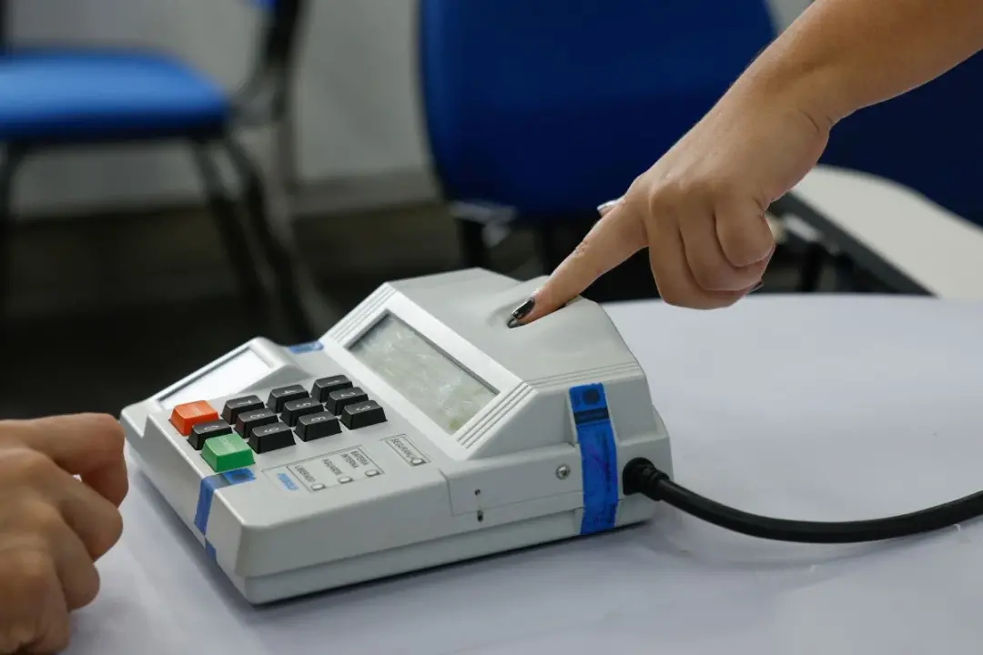 46% dos eleitores que votaram em Cury, Santos, Caiado e Zema devem ir para Flávio Bolsonaro no segundo turno. Isso most…