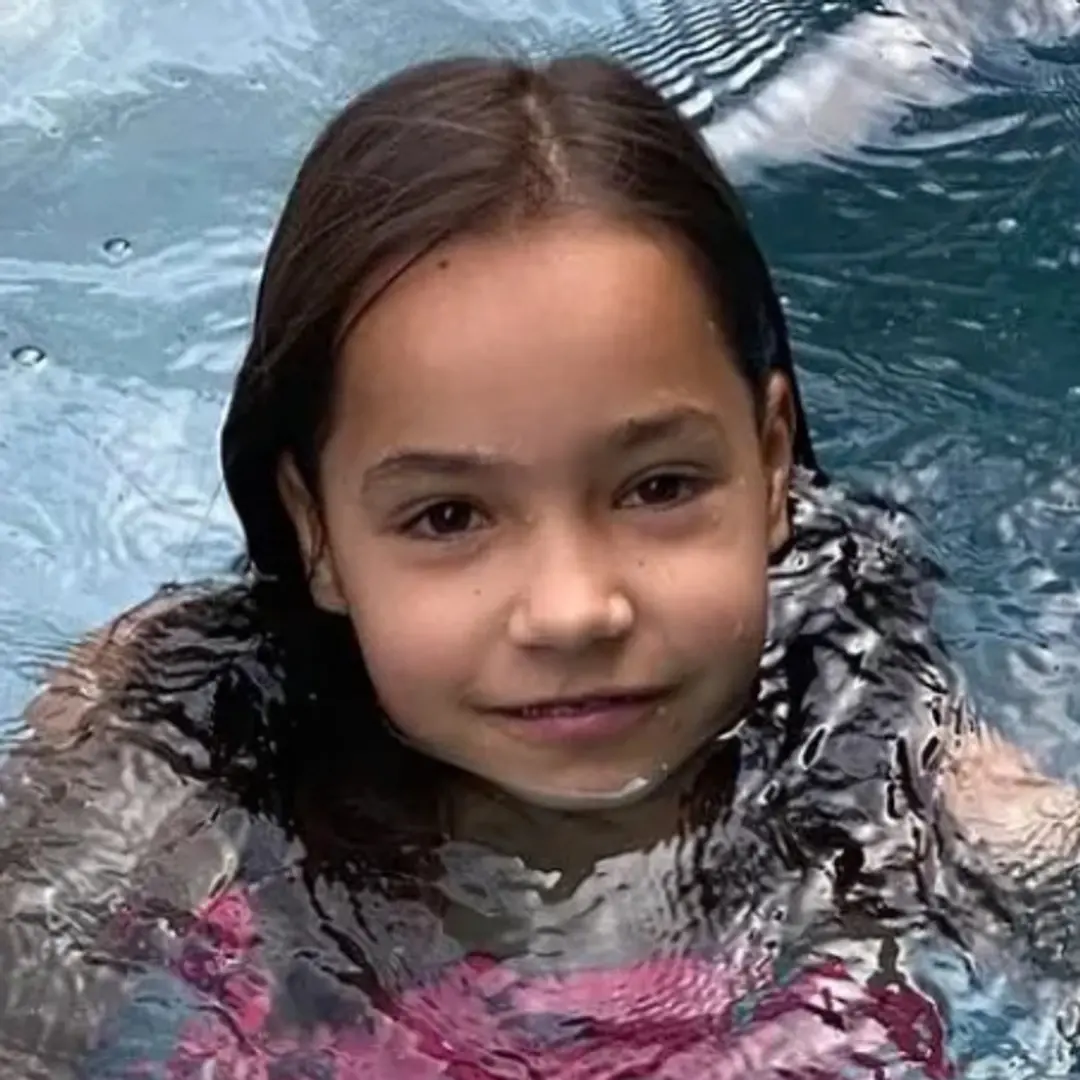 Chad Lowe voltou às redes sociais após a morte de sua filha Fiona aos 13 anos, compartilhando um trecho de podcast sobr…