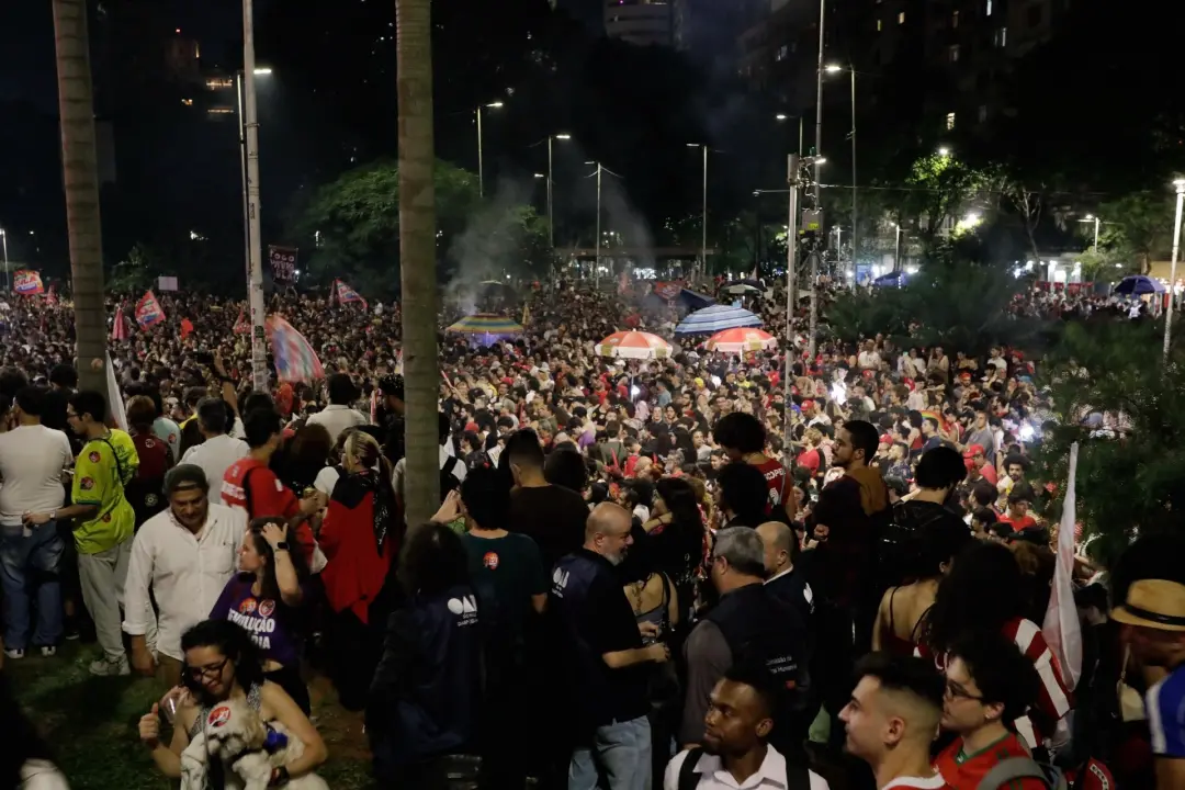 Rua Maria Antônia, em São Paulo, teve tensão entre apoiadores do Lula e do Flávio Bolsonaro durante um ato. Acontece qu…