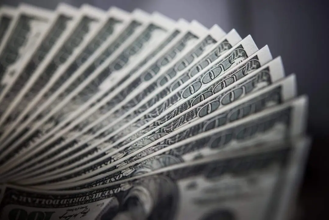 Dólar caiu mais de 4% e Bolsa disparou 7,70% depois da apuração eleitoral. Esses movimentos mostram como o mercado tent…