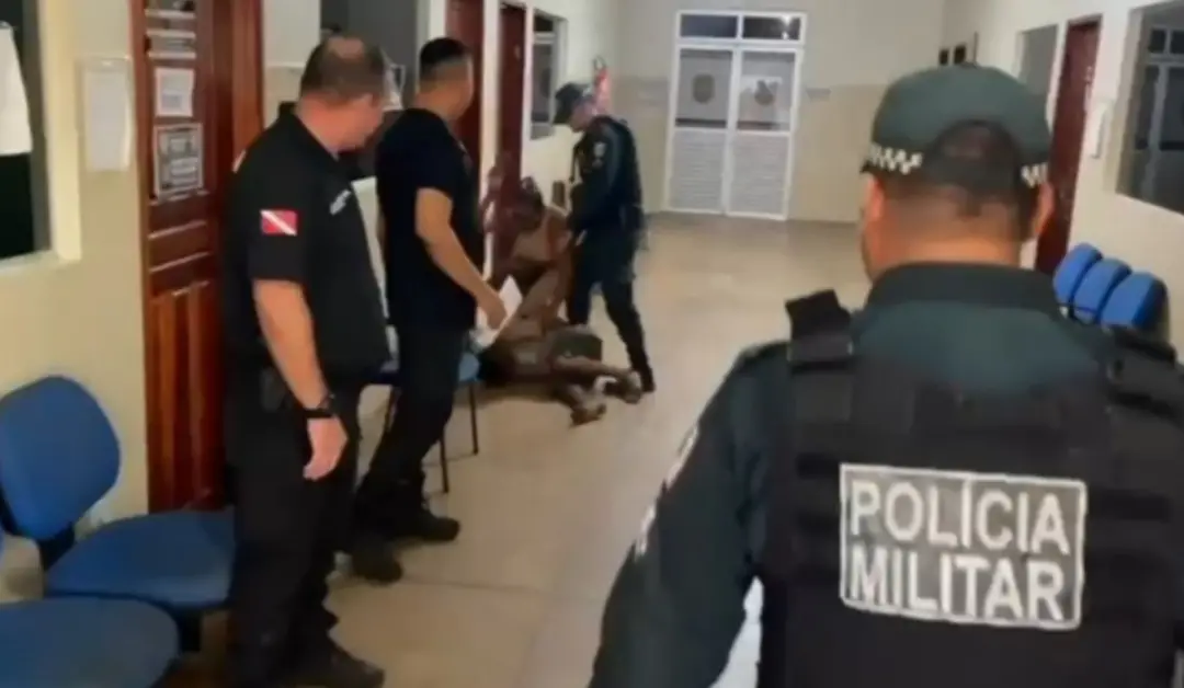 Em Alenquer, no Pará, a revolta de familiares terminou em agressão dentro da delegacia após a prisão de dois suspeitos …