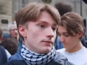 Jovem de 17 anos viralizou em protesto contra Macron na França. A juventude saindo às ruas mostra que as vozes precisam…
