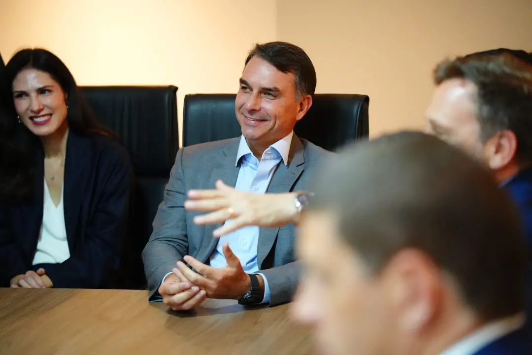 Flávio Bolsonaro defende o fim da reeleição e fala em aumentar o mandato para cinco anos com emenda à Constituição. Iss…