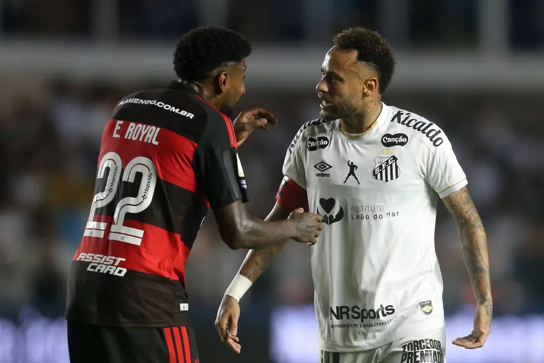 Neymar marcou dois gols de pênalti e o Santos empatou com o Flamengo em 2 a 2 na Vila Belmiro. O time carioca vinha per…