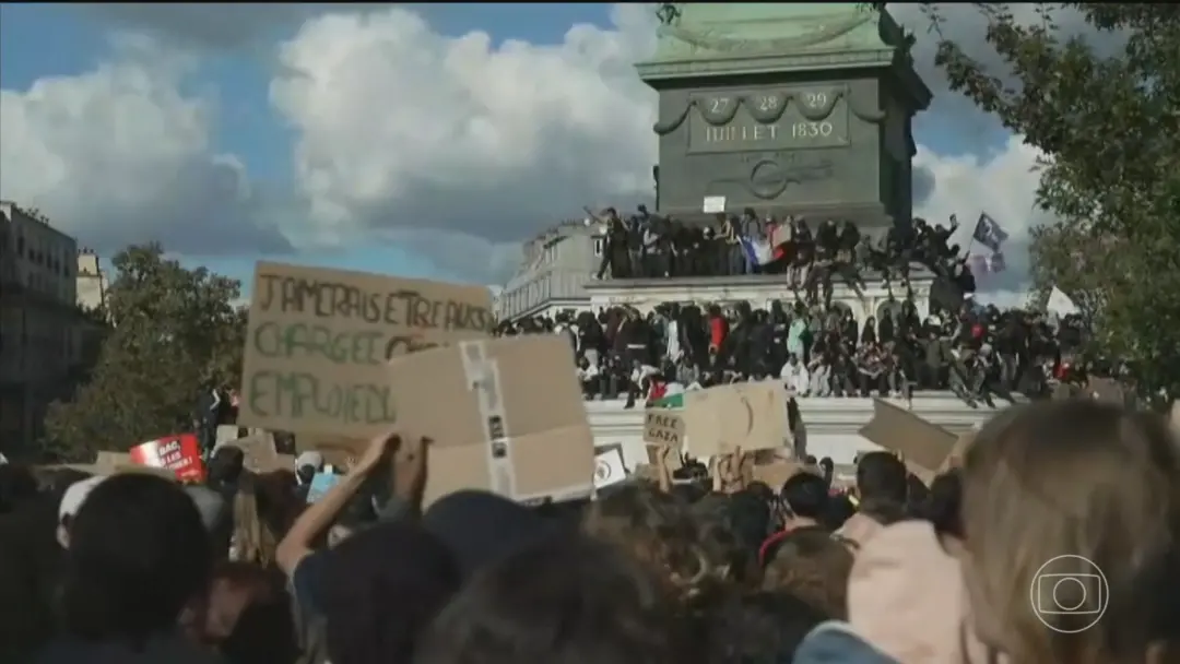 Milhares de estudantes protestam nas ruas de Paris por condições ruins no ensino público. A situação da escola com falt…
