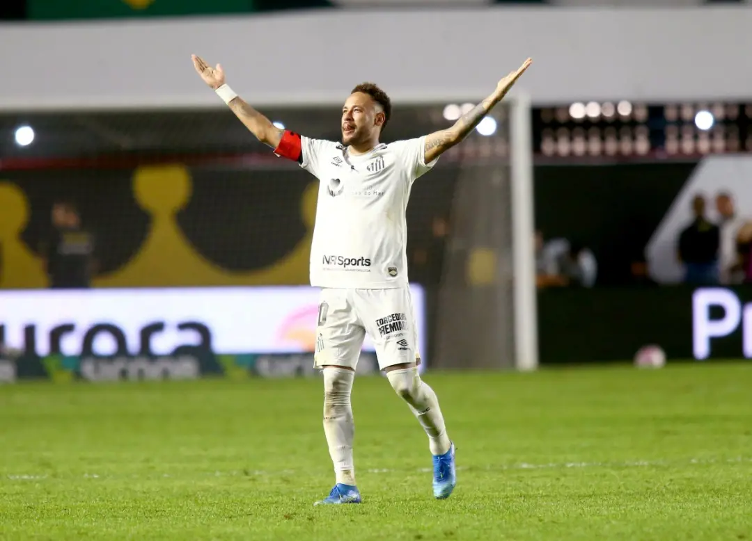 Neymar marcou dois pênaltis e o Santos empatou em 2 a 2 com o Flamengo na Vila Belmiro. O craque ajudou o time a salvar…