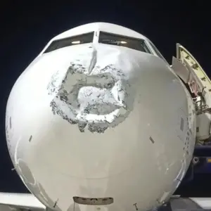 Avião sofreu dano no nariz ao ser atingido por um raio a 5.000 metros na Índia. Falhas na manutenção de aeronaves são u…