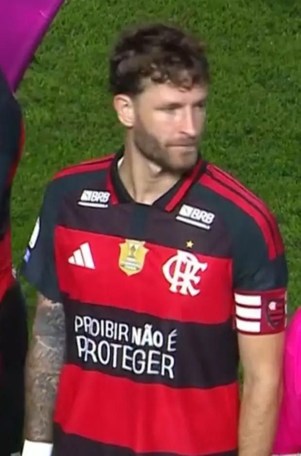 Na Vila Belmiro, o Flamengo exibiu a frase Proibir não é proteger durante o jogo contra o Santos. A medida provisória a…