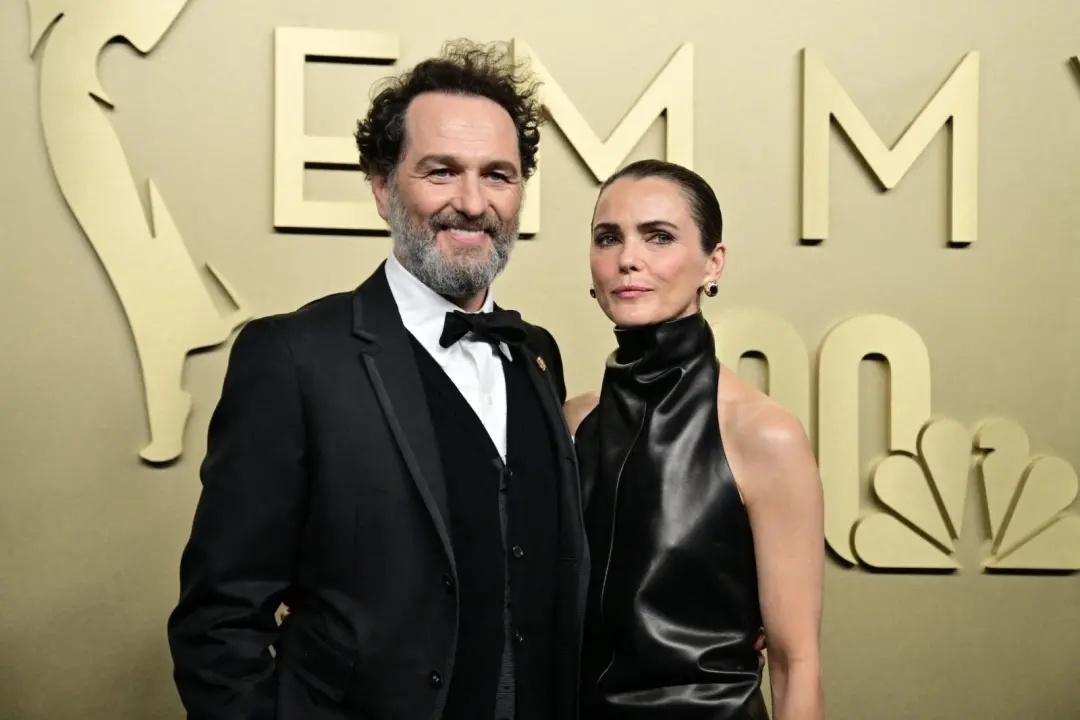 Keri Russell falou sobre o parceiro Matthew Rhys não ter a citado no discurso dos Emmy de 2026. Ele ganhou prêmios em t…