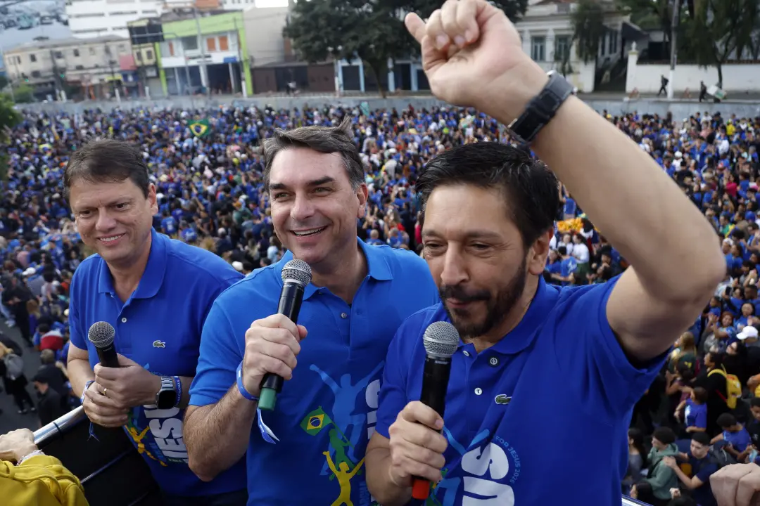 Flávio Bolsonaro foi recebido por Tarcísio de Freitas e Ricardo Nunes em São Paulo neste domingo. O MDB oficializa apoi…