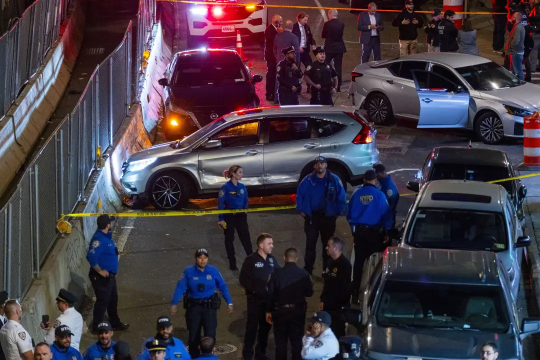 Marble Hill, Nova York. Agente federal do ICE atirou em homem no bairro, com criança de cinco anos no carro. É uma cena…