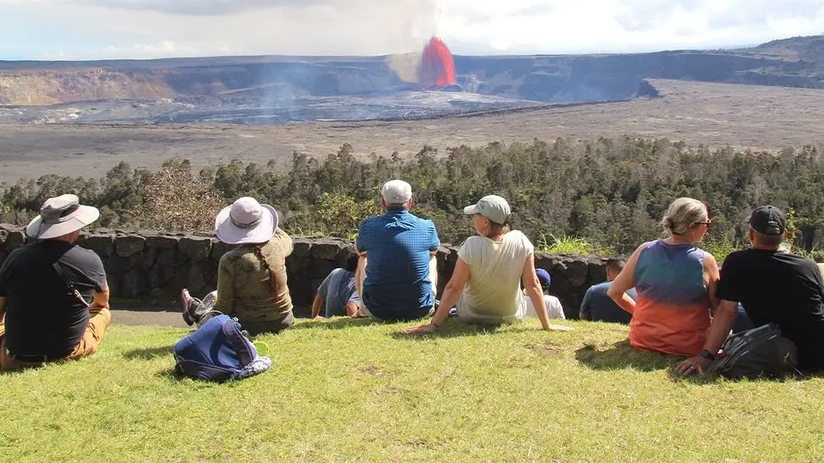 Kilauea teve trilhas fechadas, como Halemaumau Trail, por causa da atividade vulcânica renovada e risco de queda de roc…