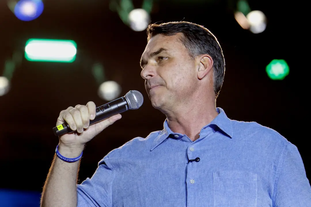 Flávio Bolsonaro apostou no custo de vida e violência enquanto Lula focou no legado, segundo analistas. A escolha de ca…