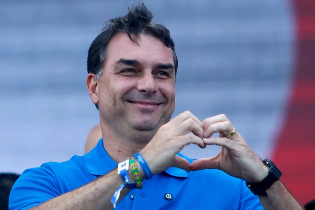 Flávio Bolsonaro e Alfredo Gaspar visitaram o arcebispo de Brasília e receberam uma imagem de Nossa Senhora Aparecida. …