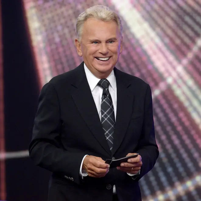 Pat Sajak apareceu em Hollywood no dia 8 de outubro para homenagear Graham Russell e Russell da Air Supply. É interessa…
