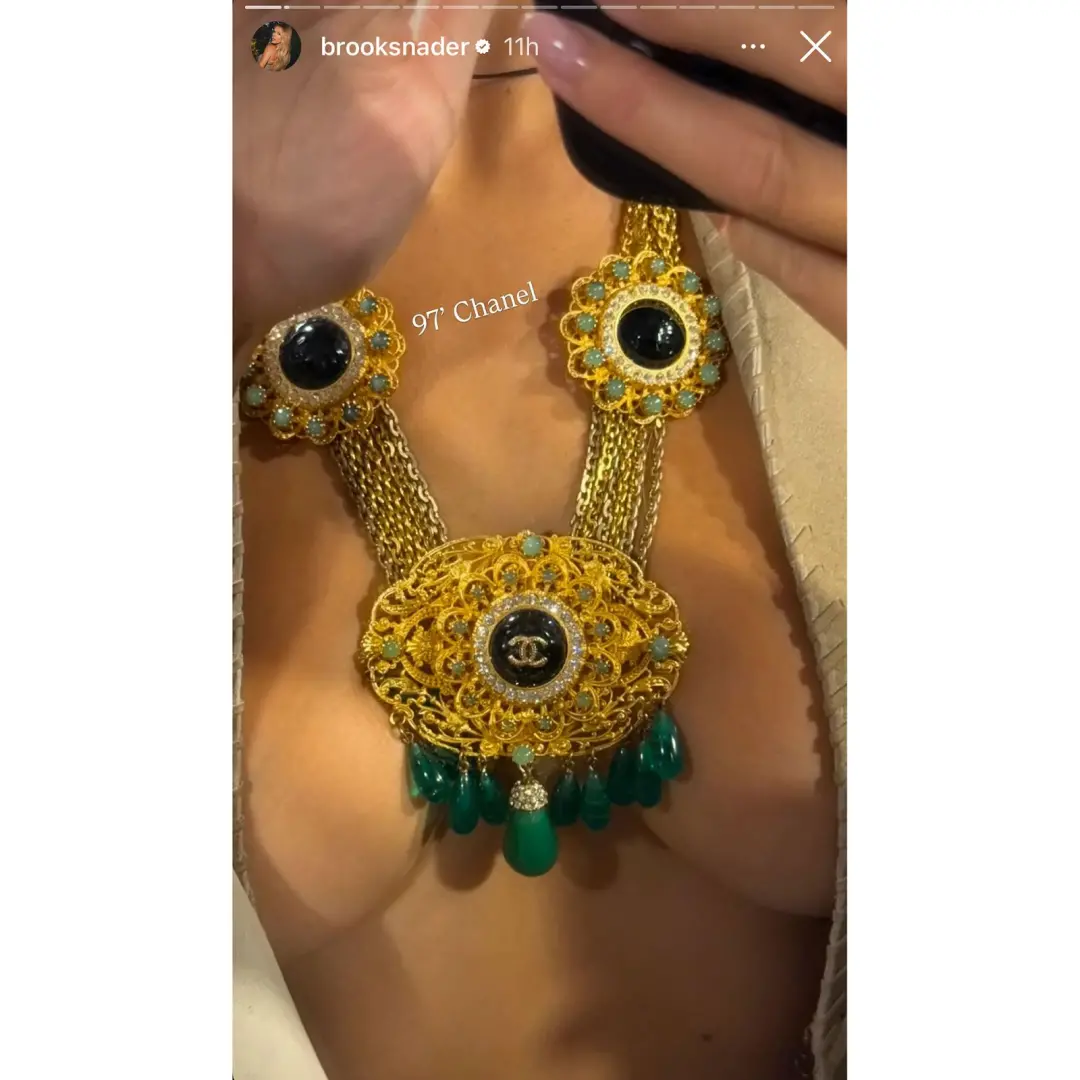 Brooks Nader mostrou um look com um colar Chanel vintage em uma selfie no Instagram. O fato é que ela exibiu um decote …