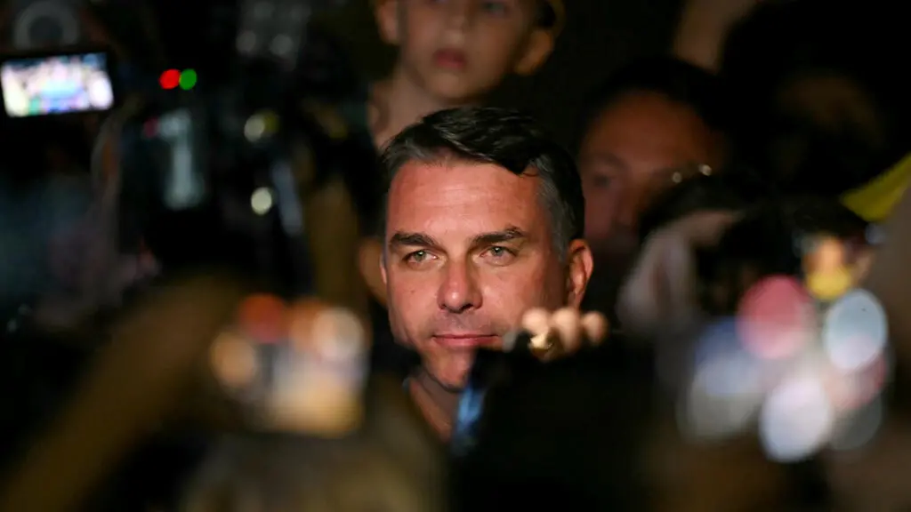 Flavio Bolsonaro ganhou o apoio de Augusto Cury, o terceiro colocado, na disputa presidencial. Isso reforça a posição d…