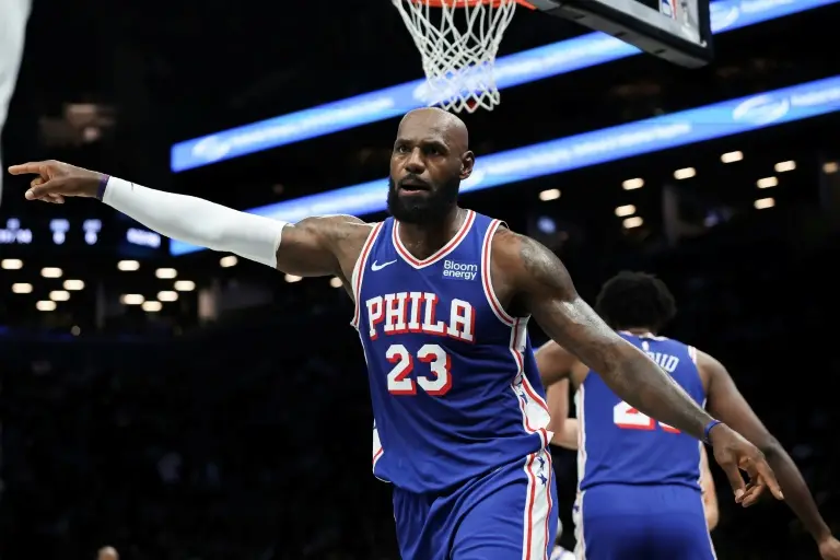James marcou 10 pontos no primeiro jogo de pré-temporada do Philadelphia 76ers, mas a equipe perdeu para os Nets em Bro…