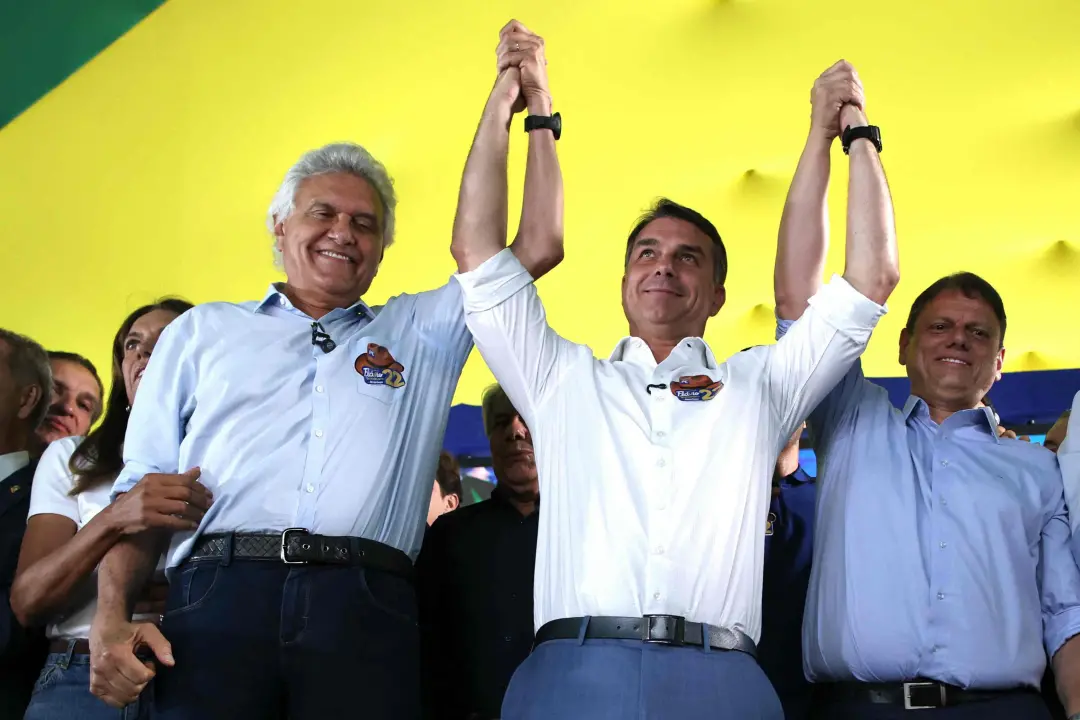 Pesquisas indicam que a migração de votos para Flávio Bolsonaro no segundo turno não está ligada a alianças políticas, …