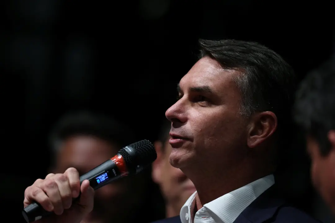 Flavio Bolsonaro lidera a pesquisa Datafolha com 52% dos votos válidos, contra 48% de Lula. A diferença está fora da ma…