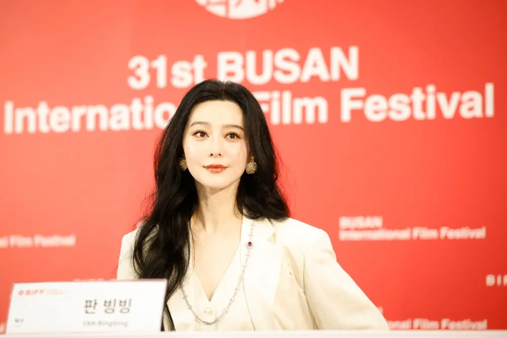 Fan Bingbing falou no Festival Internacional de Cinema de Busan que os microdramas criados por IA não estão fazendo bem…