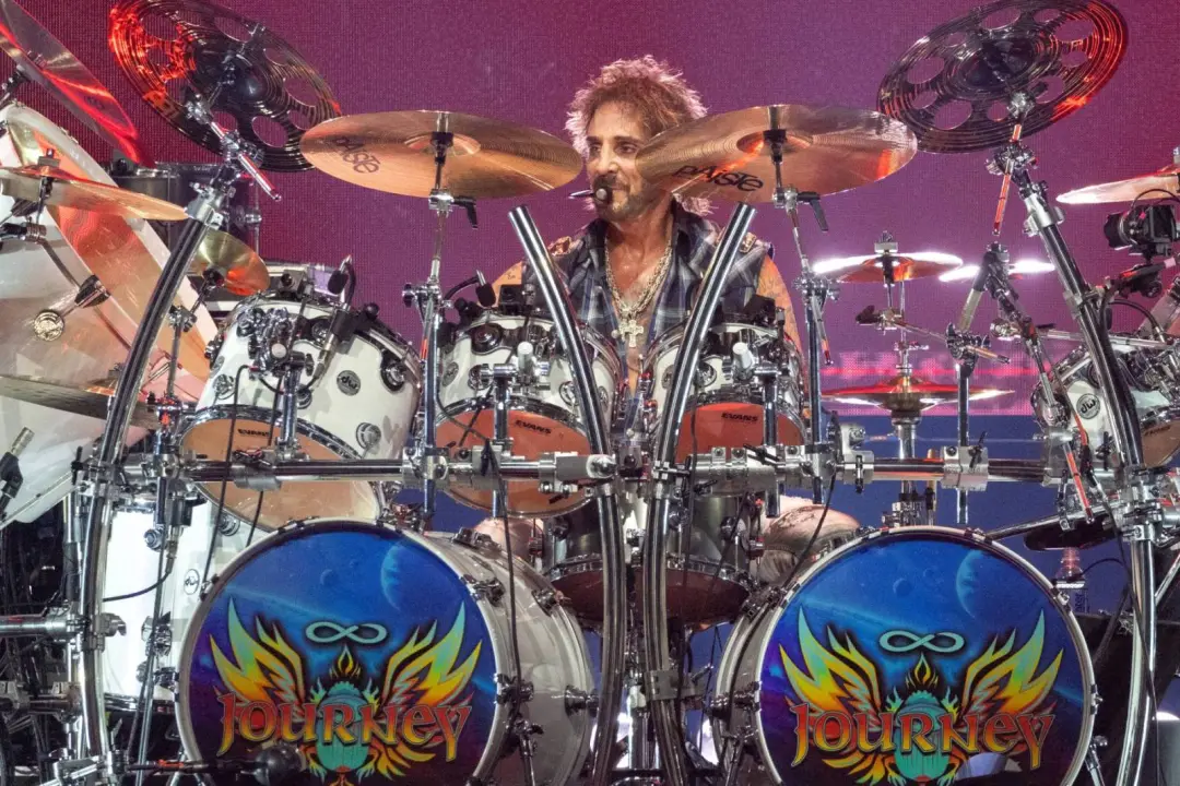 Deen Castronovo, baterista da Journey, precisou ser hospitalizado durante um show no BOK Center em Tulsa. Essa pausa fo…