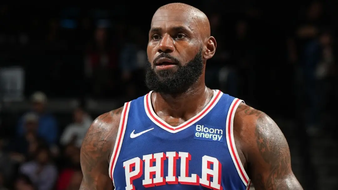 LeBron James deu uma boa estreia com os 76ers, marcando 10 pontos, cinco assistências e quatro rebotes na primeira meta…