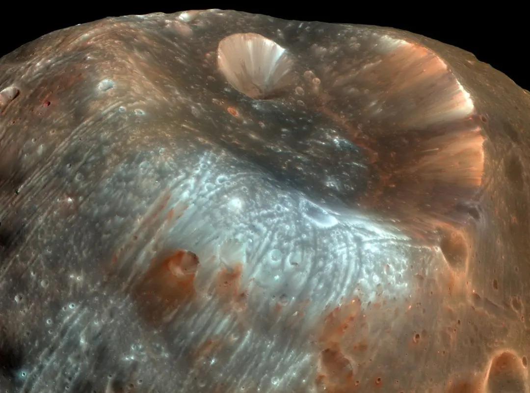 Stickney Crater, o maior cratera em Fobos, tem mais de 9 quilômetros de diâmetro. O impacto que formou a cratera foi tã…