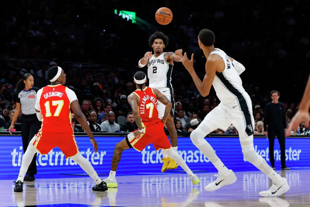 Dylan Harper assumiu a partida inicial do Spurs na pré-temporada contra Atlanta 123 a 116. O time conseguiu um bom ritm…