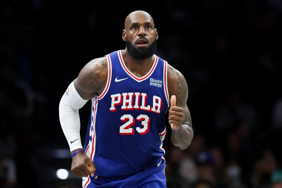 LeBron James teve piadas de torcedores após um embate com Josh Minott durante a estreia dele pelos Philadelphia 76ers. …