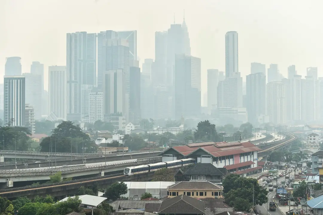 Kuala Lumpur fechou escolas em partes do país por causa da fumaça tóxica vinda de incêndios na Indonésia. Isso mostra c…