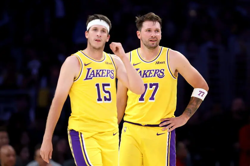 Austin Reaves deu passe para Luka Doncic, que marcou 23 pontos em um jogo da pré-temporada dos Lakers contra os Kings. …