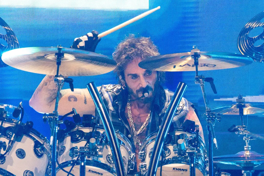 Deen Castronovo sofreu uma emergência médica durante o show no BOK Center em Oklahoma. É preocupante ver que eventos as…