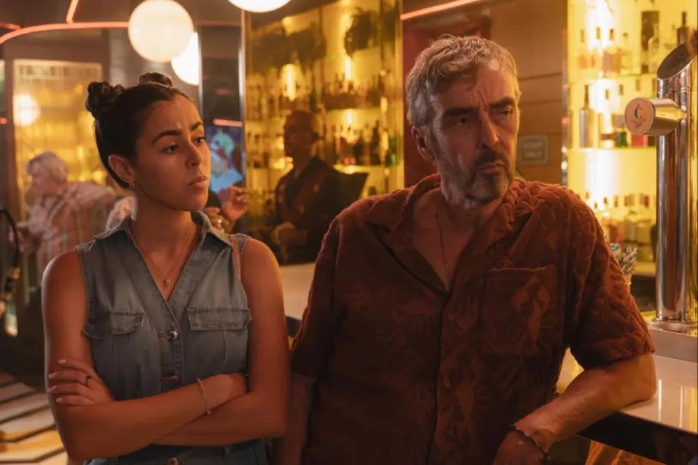 Benidorm Is Murder traz John Hannah e Carolina Bécquer em uma dupla que investiga crimes sob o sol espanhol. É interess…