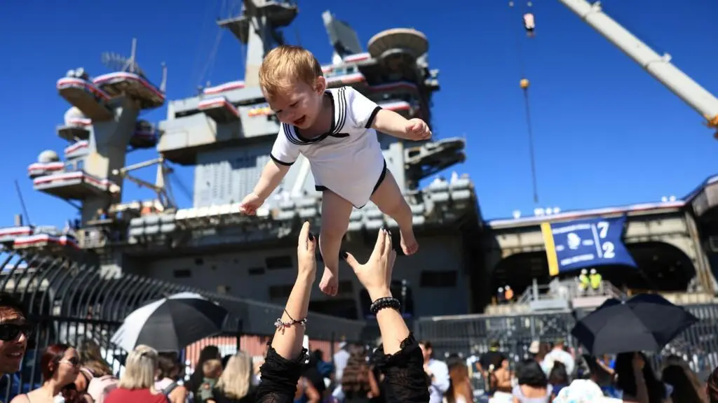 USS Lincoln aportou na Califórnia após 265 dias em mar, encerrando um longo período de serviço marcado por condições de…